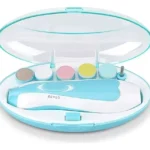 Pulidor eléctrico de uñas para bebés azul y blanco con 6 puntas intercambiables en su estuche.