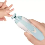 Pulidor eléctrico de uñas para bebé en acción, suavemente limando la uña de un dedo.