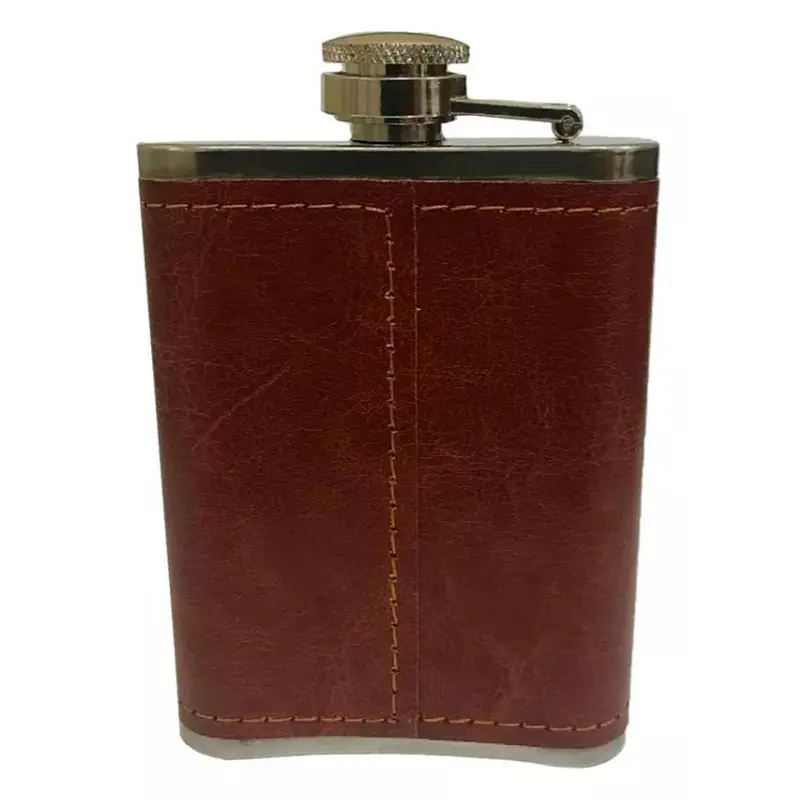 Licorera Whiskera de cuero marrón de 8 onzas con tapa metálica y detalle de costura.