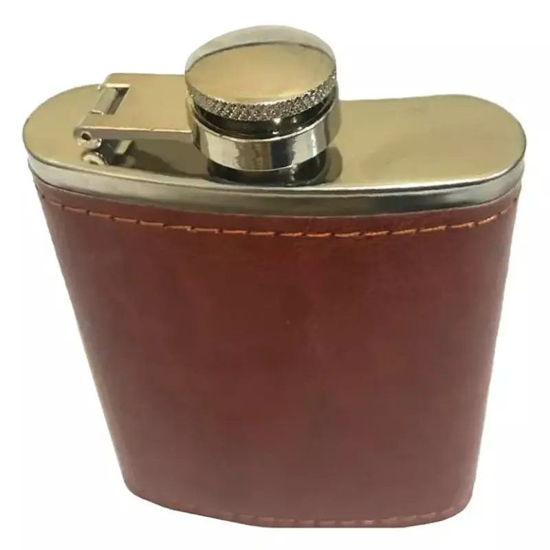 Licorera de 8 oz forrada en cuero marrón con tapa metálica y bisagra.