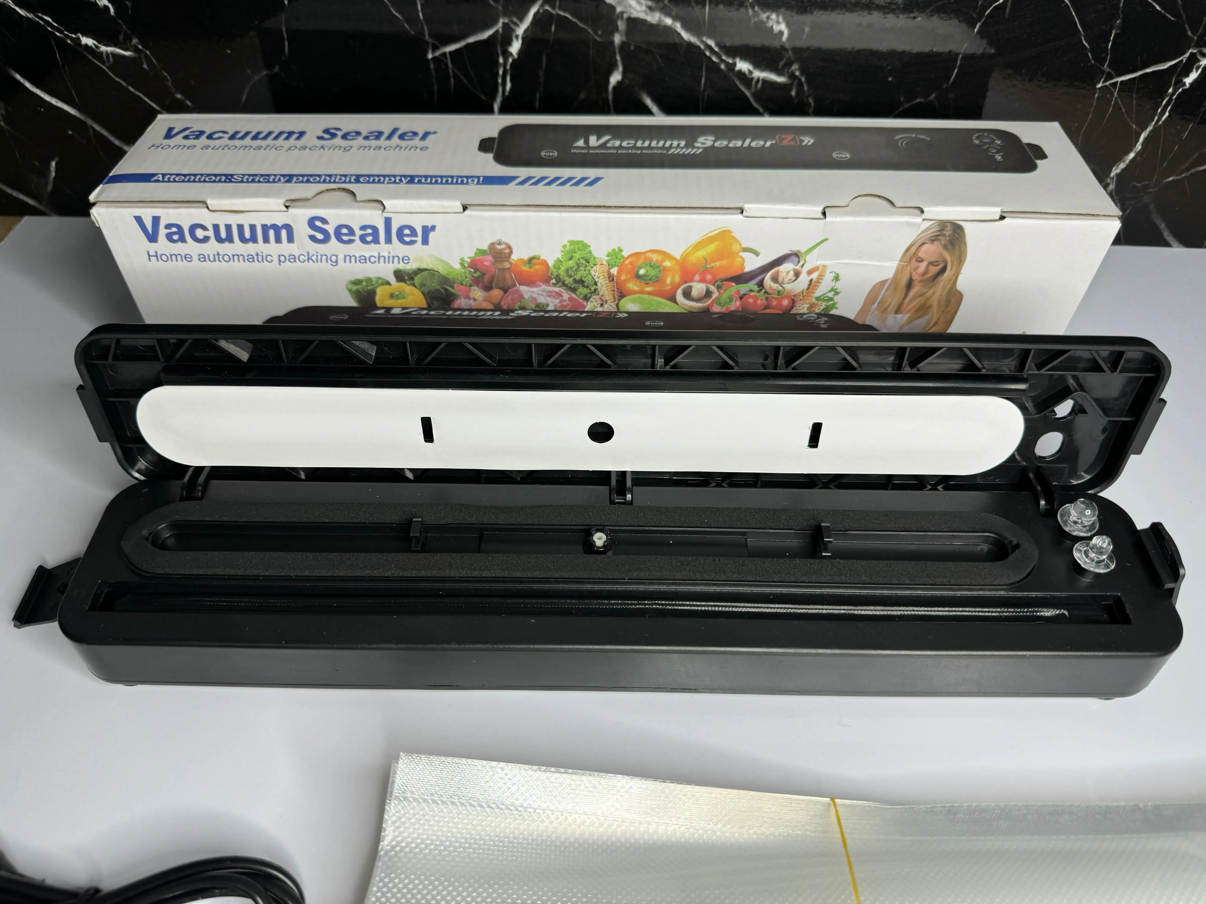 Selladora al vacío para hogar con 100 bolsas; electrodoméstico de cocina eficiente y moderno.