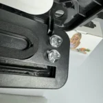 Selladora al vacío con dos soportes transparentes y bolsa de vacío texturizada.