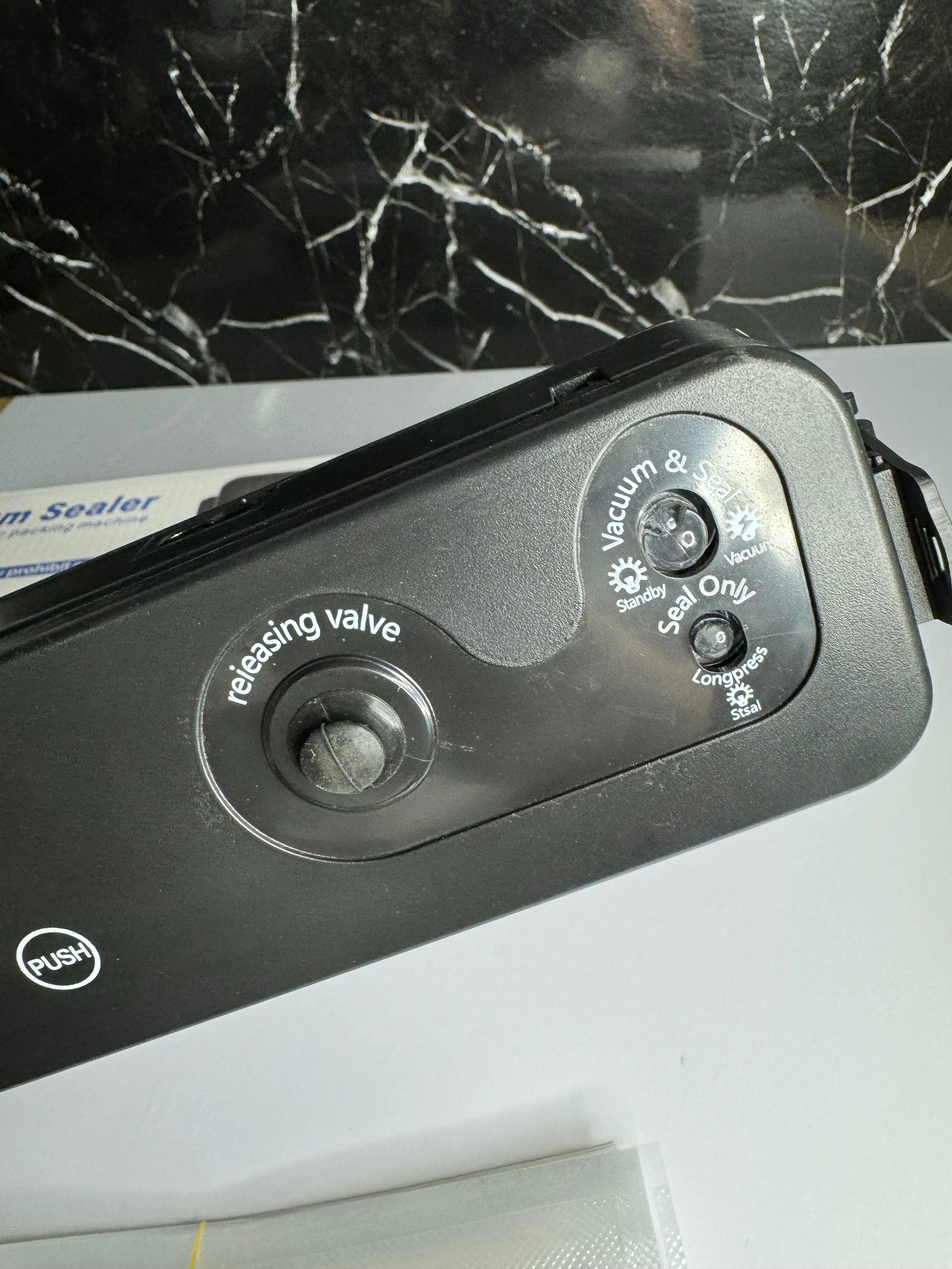 Selladora al vacío y 100 bolsas, con botones de operación "Vacuum & Seal" y "Seal Only".