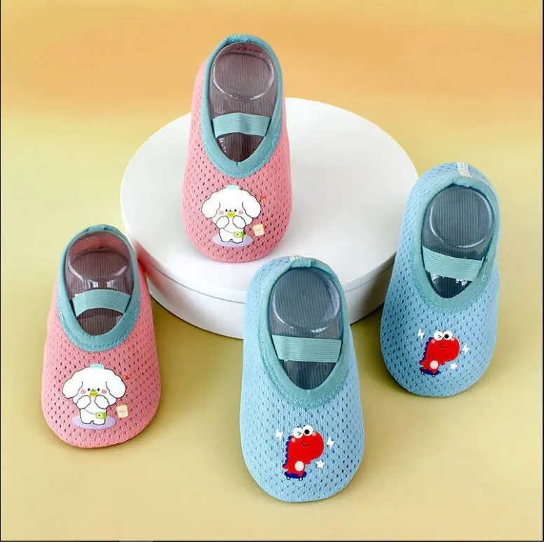 Caminadores Mis Primeros Pasos: rosados con perro blanco y azules con dinosaurio rojo.