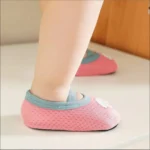 Caminadores Mis Primeros Pasos rosados con diseño de flor para bebés en primer plano.