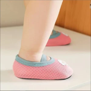 Caminadores Mis Primeros Pasos rosados con diseño de flor para bebés en primer plano.