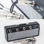 Portallaves en forma de amplificador Fender Mini Twin, con llaveros de cable de guitarra.