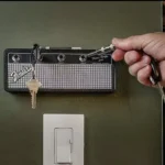 Portallaves de amplificador de guitarra Fender con llaves conectadas a un jack de audio.