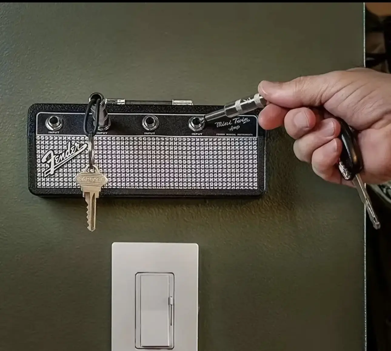 Portallaves de amplificador de guitarra Fender con llaves conectadas a un jack de audio.