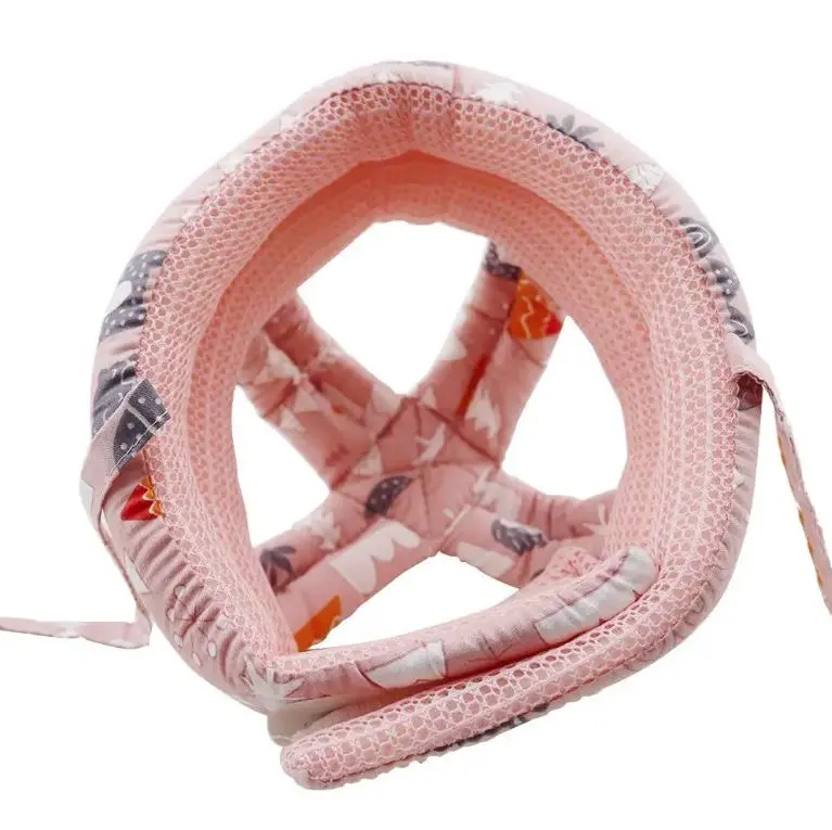 Casco protector rosa con estampado de animales para bebé, con malla transpirable.