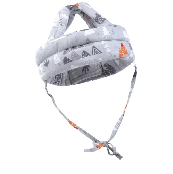 Protector de cabeza de bebé acolchado con diseño de bosques grises y detalles naranjas, atado bajo la barbilla.