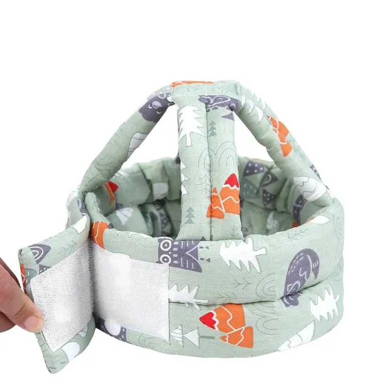 Protector de cabeza para bebé con estampado de bosques, ajustable con velcro.