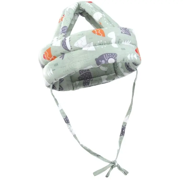 Casco protector para bebé, verde con estampado de animales y montañas, con correas para atar.