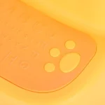 Escalera infantil anaranjada con letras ABC y huellas de patita, dos peldaños.