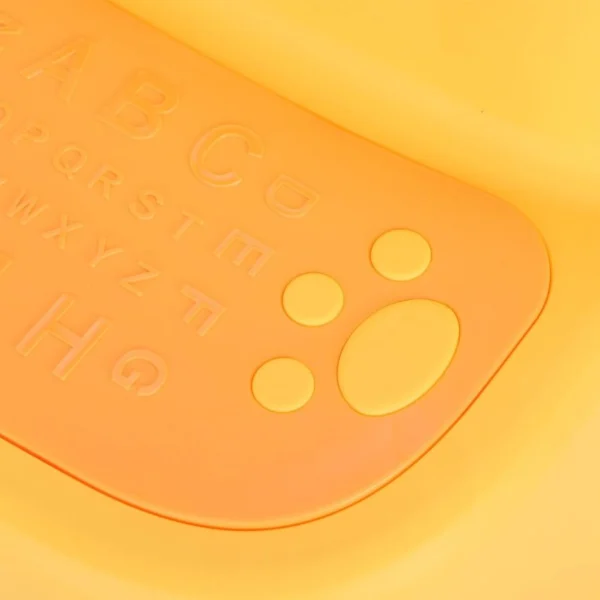 Escalera infantil anaranjada con letras ABC y huellas de patita, dos peldaños.
