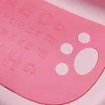 Escalera rosada para niños con letras del abecedario y huellas de patita.