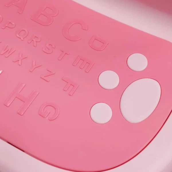 Escalera rosada para niños con letras del abecedario y huellas de patita.