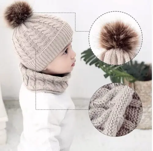Gorro y bufanda tejidos para bebé con pompón, ideal para invierno.