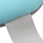 Cojín de bañera para bebé con borde gris y tela suave turquesa, vista detallada.