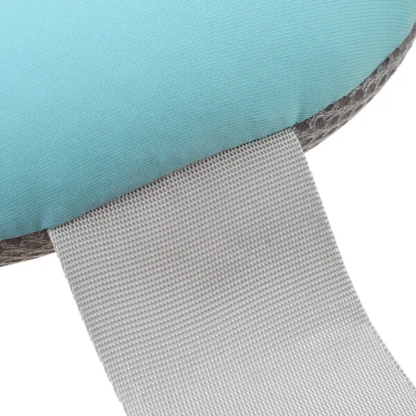 Cojín de bañera para bebé con borde gris y tela suave turquesa, vista detallada.