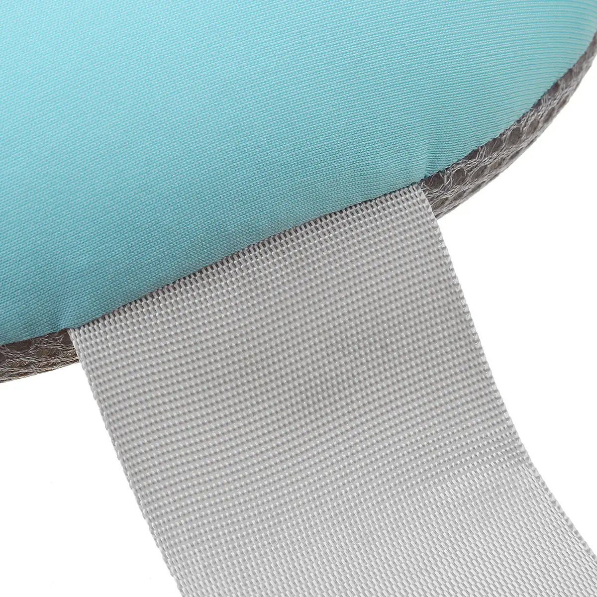 Cojín de bañera para bebé con borde gris y tela suave turquesa, vista detallada.