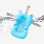 Cojín para bañera de bebé azul, flotante con cintas de sujeción y burbujas en el agua.