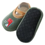 Caminadores Mis Primeros Pasos, zapatilla verde con dinosaurio y suela antideslizante.