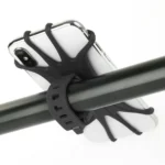 Soporte universal para celular de bicicleta negro, sujetando un iPhone en un manillar.