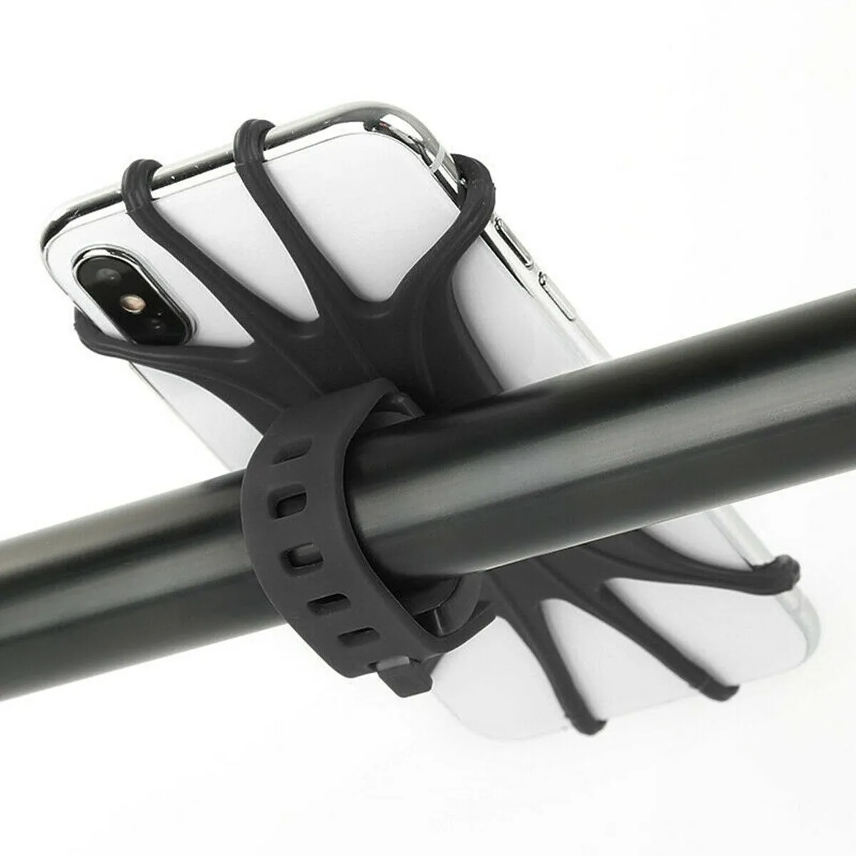 Soporte universal para celular de bicicleta negro, sujetando un iPhone en un manillar.