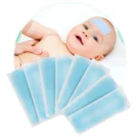 Bebé con banda antifebril en la frente y varias bandas de gel refrescante en primer plano.