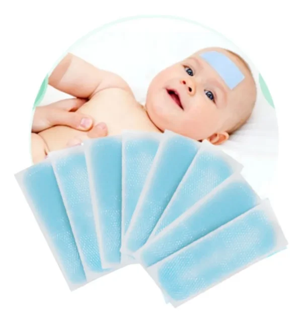 Bebé con banda antifebril en la frente y varias bandas de gel refrescante en primer plano.
