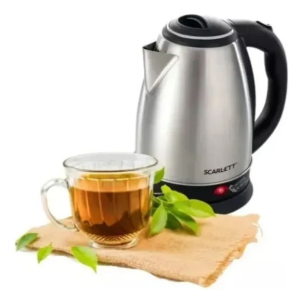 Jarra eléctrica Scarlet de acero inoxidable, 2 Litros, con taza de té y hojas verdes.