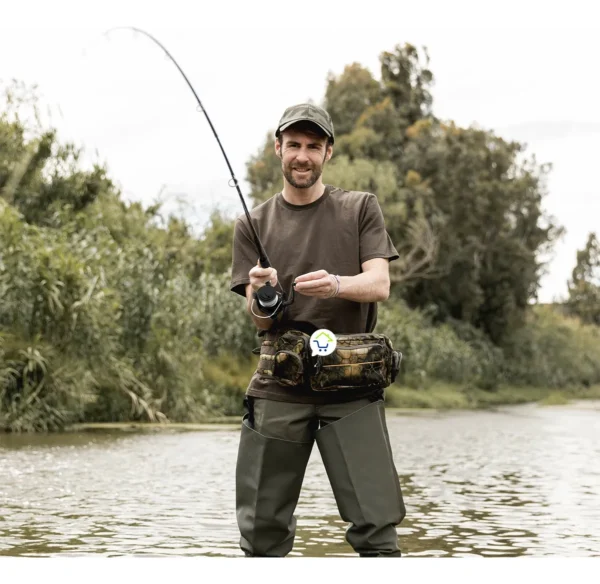 Pescador con caña, anzuelos y señuelos en río, equipo de pesca completo.