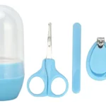 Set de manicura para bebés de 4 piezas: tijeras, cortaúñas, lima y pinzas con estuche azul.