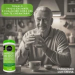 Hombre mayor sonriente disfruta B-Cal Malteada Endulzada con Stevia, una bebida nutritiva y deliciosa.