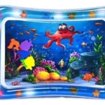 Tapete inflable de agua para bebés con diseño de fondo marino, pulpo y peces de colores.