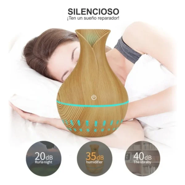 Humidificador difusor de aroma silencioso de madera con persona durmiendo en fondo.