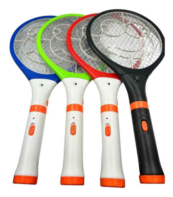 Raqueta eléctrica mata mosquitos de colores azul, verde, rojo y negro con mango blanco y detalles naranjas.