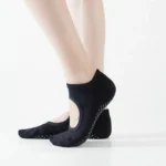 Set de 3 medias de yoga negras para mujer con agarre en talón y dedos, diseño abierto.