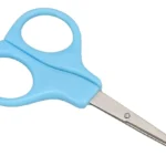 Tijeras de manicura para bebé de color azul con puntas redondas y seguras.