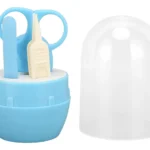 Set de manicura para bebés de 4 piezas con tijeras, cortaúñas, pinzas y lima en estuche azul y transparente.