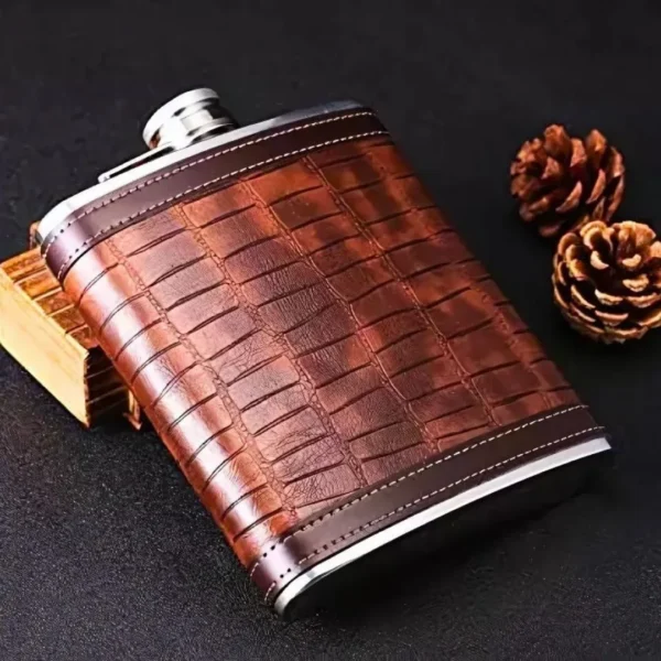 Wiskera de acero inoxidable de 8 oz forrada en cuero marrón texturizado con piñas.