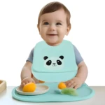 Bebé con babero de silicona impermeable de panda, listo para comer.