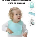 Baberos de silicona impermeables para bebés, fáciles de llevar y guardar en una mochila.