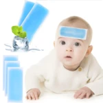 Bebé con banda antifebril en la frente, menta, cubitos de hielo y parches fríos.