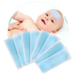Banda antifebril para bebé con parche azul en la frente y varias tiras de enfriamiento.