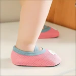 Zapatilla rosa para bebés "Mis Primeros Pasos", ideal para aprender a caminar.