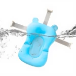 Cojín azul para bañera de bebé en agua con burbujas y correas de sujeción.