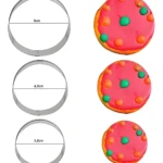 Cortadores circulares de galletas de 5, 4.2 y 3.2 cm con galletas decoradas.