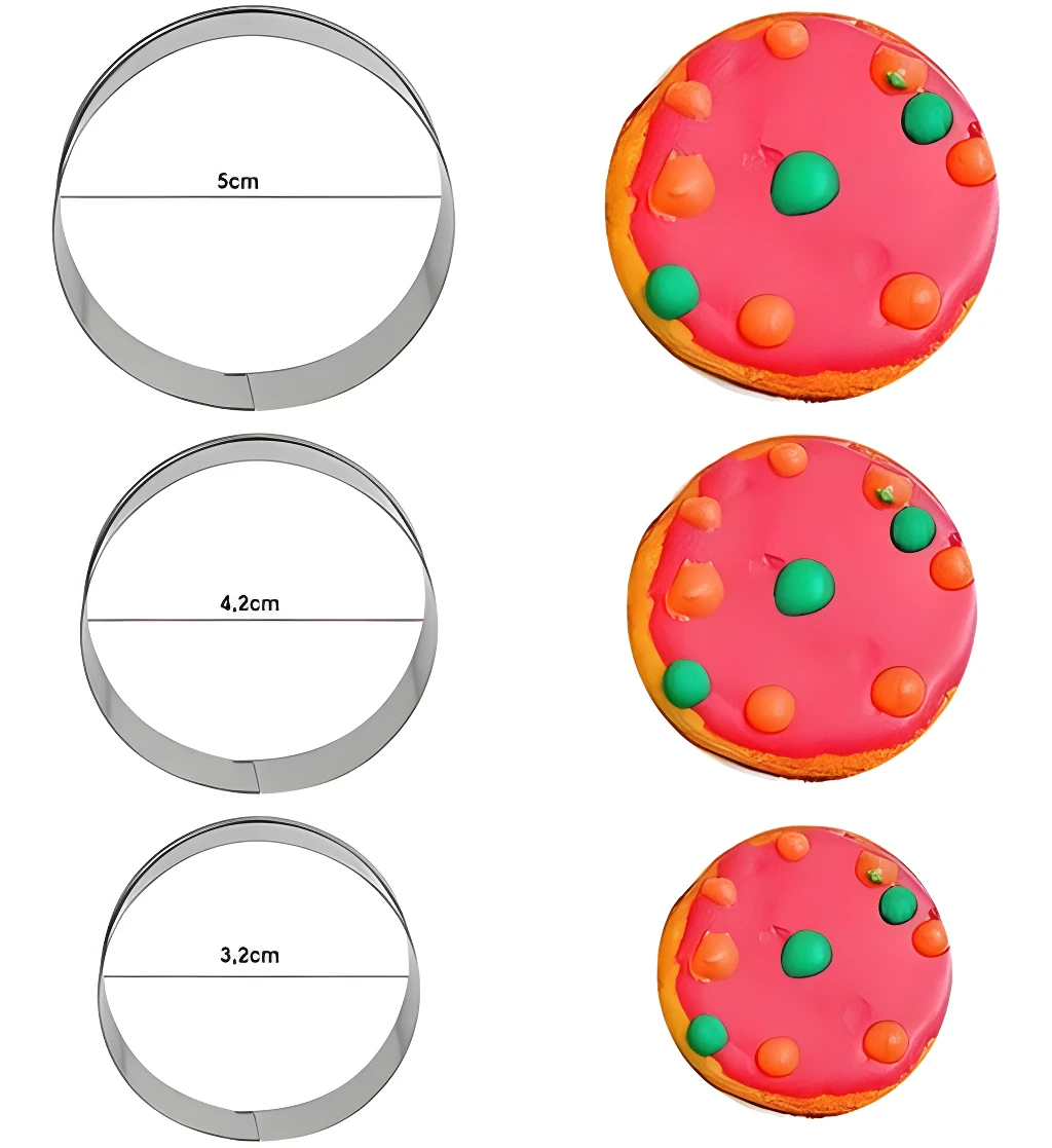 Cortadores circulares de galletas de 5, 4.2 y 3.2 cm con galletas decoradas.
